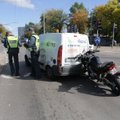 Vilniuje sankryžoje susidūrė trys automobiliai ir motociklas, sužaloti du žmonės