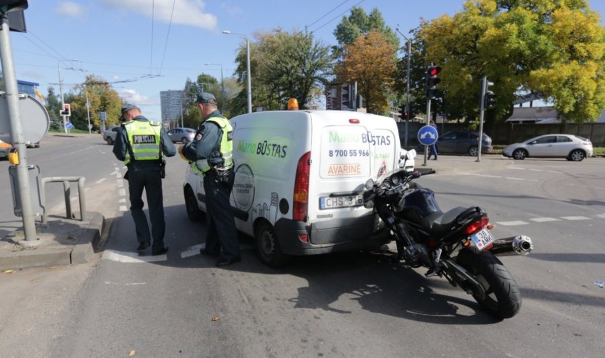 Vilniuje sankryžoje susidūrė trys automobiliai ir motociklas