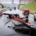 Vilniuje sunkvežimis gerve kliudė viaduką
