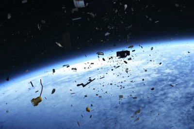 Kosminės šiukšlės Žemės orbitoje. ESA/NASA nuotr.