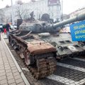 Katedros aikštėje – naujas incidentas: ant ekspozicinio tanko vyras išpurškė rusišką keiksmažodį