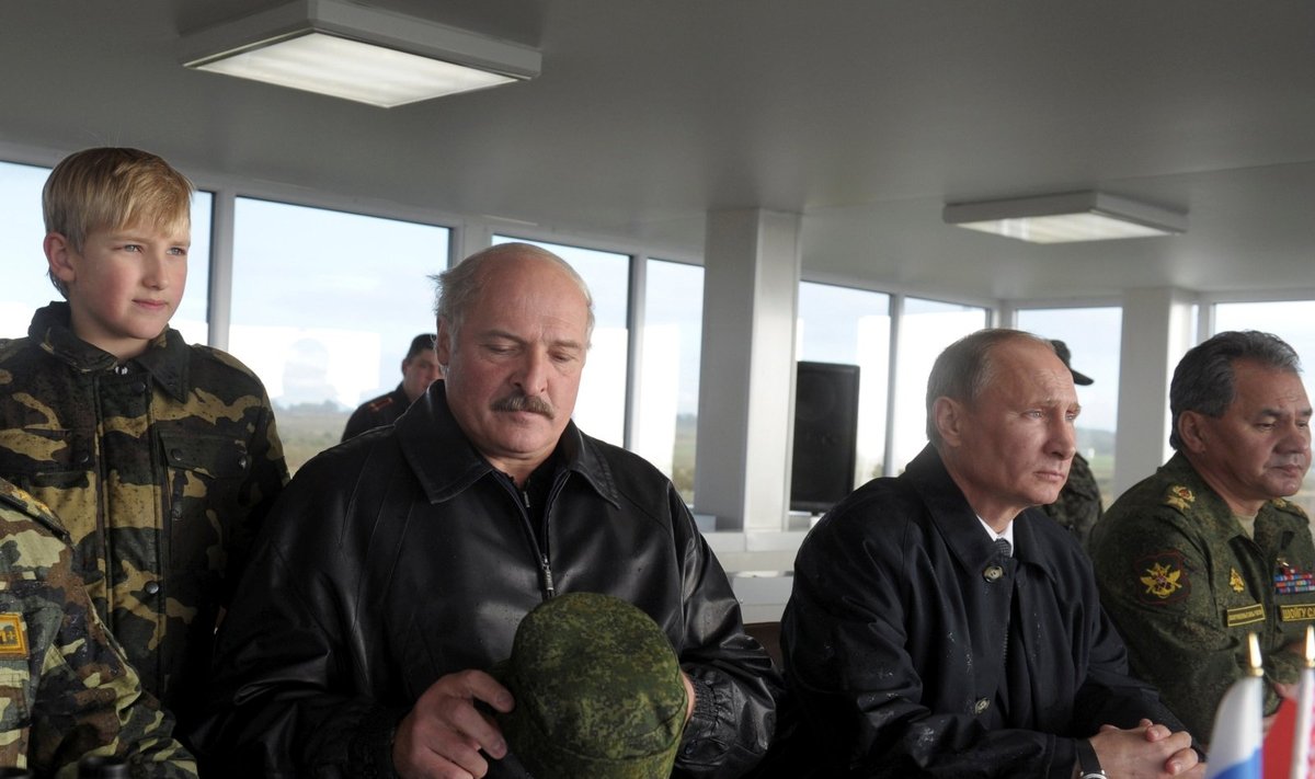 A. Lukašenka su sūnumi Nikolajumi, V. Putinas ir S. šoigu pratybų Zapad 2013 metu