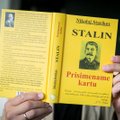 Negalėjo patikėti savo akimis: knygynuose – Staliną šlovinanti knyga lietuvių kalba
