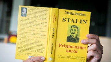 Negalėjo patikėti savo akimis: knygynuose – Staliną šlovinanti knyga lietuvių kalba