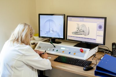 Procedūros metu technologė stebi pacientą