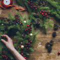 Žingsniai, kaip pačiam nusipinti kalėdinį vainiką: papuošite bet kurią namų vietą