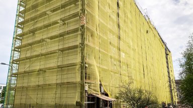 Panevėžyje daugiabučio renovacija prasidėjo pažeidimais: statybos darbus įmonė vykdo be leidimo