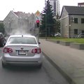 Nufilmavo: iš automobilio kyla dūmai, bet vairuotojas nestoja