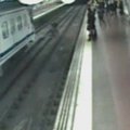 Madride policininkas išgelbėjo ant metro bėgių nukritusį vyrą