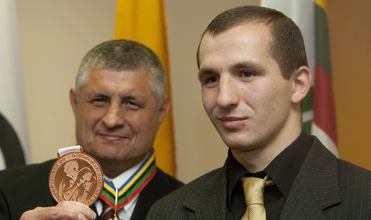 Jurijus Kolyčevas ir Egidijus Kavaliauskas su bronziniu apdovanojimu iš pasaulio čempionato