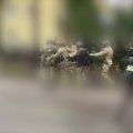 Lenkijos policija išplatino vaizdo medžiagą, kaip sulaikomi Rusijos opozicionieriaus užpuolimu įtariami vyrai