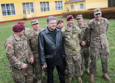 Su P. Porošenka pozuojantys JAV kariai pradėjo pratybas Vakarų Ukrainoje