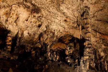 Stalaktitų ir stalagmitų urvas ties Vengrijos - Slovakijos siena