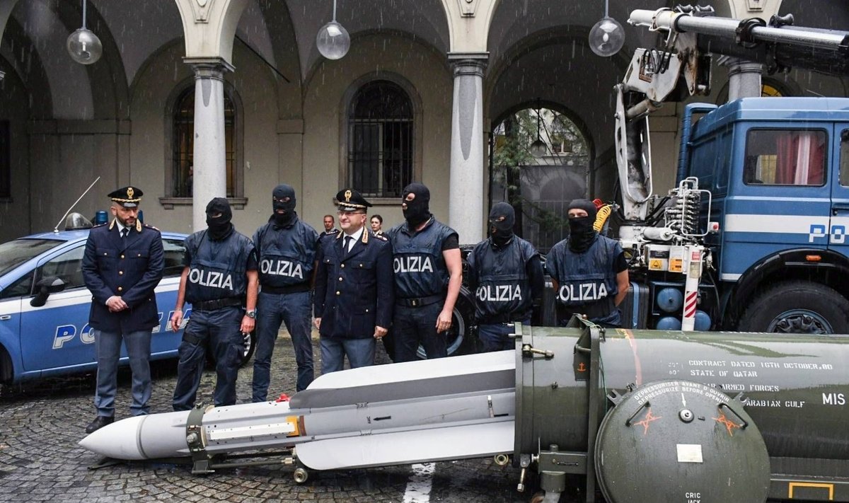 Italų policija krėtė kraštutinių dešiniųjų grupuotę – rado visą ginklų arsenalą ir kovinę raketą, skirtą Ukrainos separatistams