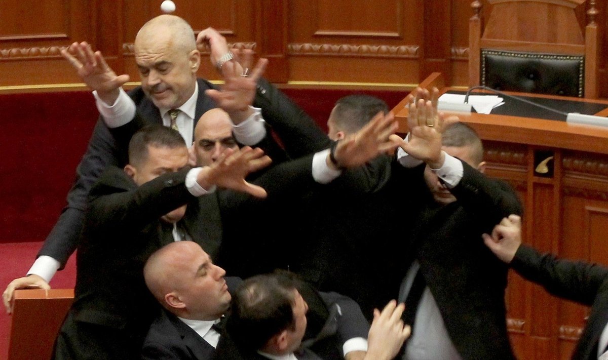Albanijos premjeras parlamente buvo apmėtytas kiaušiniais