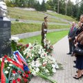 A.Brazausko kapą artimieji ir politikai nuklojo gėlėmis