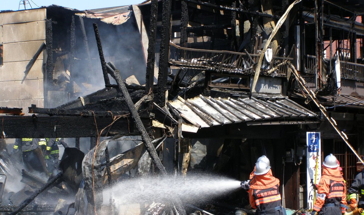 Po žemės drebėjimo Japonijoje gaisrininkams darbo netrūko