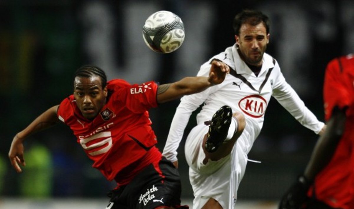 Jimmy Briandas ("Rennes", kairėje) kovoja su Marcu Planusu ('Bordeaux")