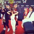 „Eurovizijos" atidarymo iškilmėse Europos žvaigždės demonstravo kičą ir stiliaus pojūtį