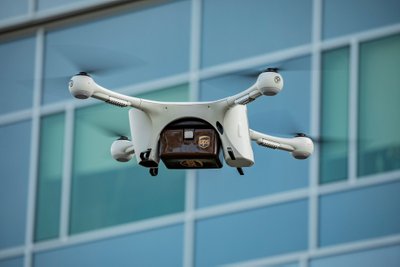 Prekes pristatantis dronas