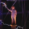 Niujorke tęsiasi mago D. Blaine‘o žaidimas su milijonu voltų elektros