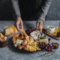 Šventinio ir kasdienio stalo karalius – sūris: maisto žinovė dalinasi 6 patarimais, kaip jį išsirinkti kokybišką