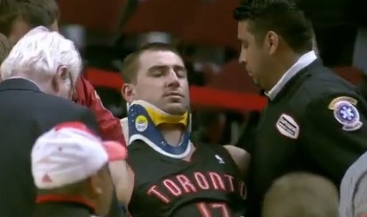 Jonas Valančiūnas NBA rungtynėse patyrė kaklo traumą ir buvo išvežtas į ligoninę