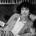 Pradėjo nuo skrybėlaitės, o baigė kone didžiausia mados industrija: kaip Coco Chanel tapo stiliaus ikona?