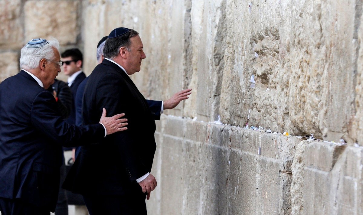 Pompeo sulaužė diplomatinę praktiką ir kartu su Netanyahu aplankė Raudų sieną