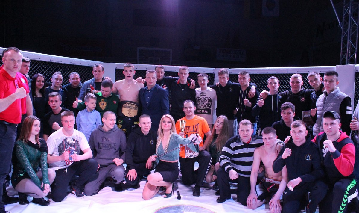 Jolanta Leonavičiūtė su MMA turnyro Raseiniuose dalyviais