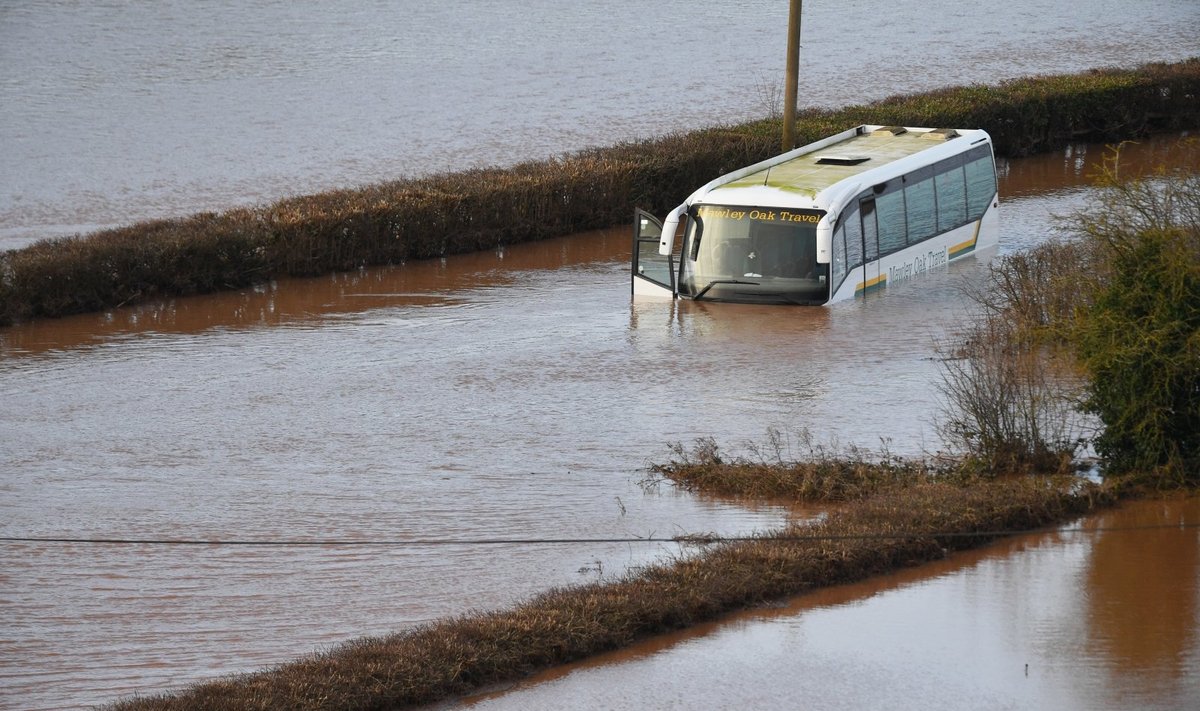 Apsemtas autobusas Anglijoje po audros „Dennis“