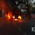 Protestuotojai Pakistane padegė autobusą