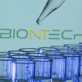 „BioNTech“ pradeda dar vienos vakcinos klinikinius bandymus: apsaugotų nuo mirtinai pavojingos ligos