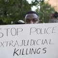 JAV krečiant pasipiktinimui dėl policijos elgesio su juodaodžiais pareigūnai ragina nusiraminti