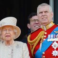 Dėl lytinės prievartos apkaltintas princas Andrew atsisako garbingų pareigų: karalienė Elžbieta II tam pritaria
