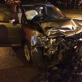 Авария в Вильнюсе: девушка сломала позвоночник, поврежден автомобиль