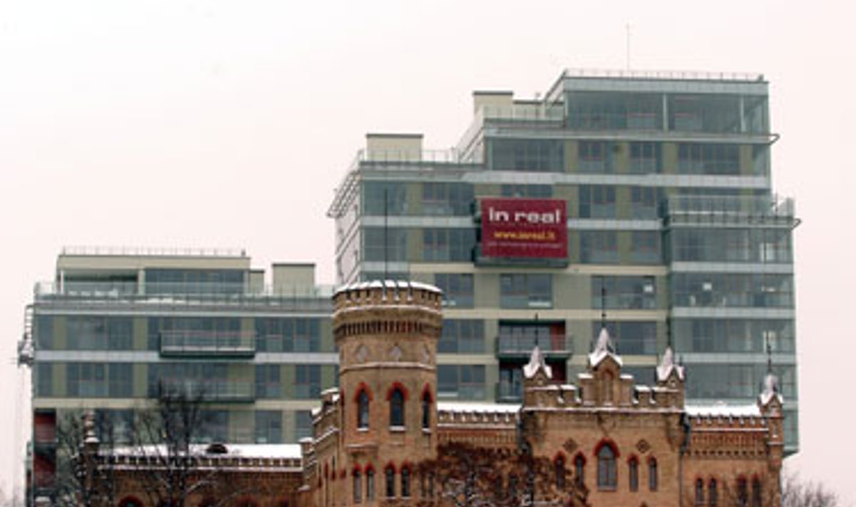 Investicijų bendrovės "Invalda" grupės įmonė "Invalda Real Estate" valstybinei komisijai pridavė Vilniuje esantį gyvenamųjų namų kompleksą "Delfinas", į kurį investuota 22 mln. litų. "Invalda Real Estate" buvo atsakinga už šio projekto valdymą, statybos techninę priežiūrą bei pardavimus, pranešė bendrovė. "Delfino" projektą įgyvendino bendrovė PVP, priklausanti ne "Invaldos" grupei, o jos vadovams - Dailiui Juozapui Mišeikiui, Alvydui Baniui bei "Invalda Real Estate" direktoriui Dariui Šulniui.