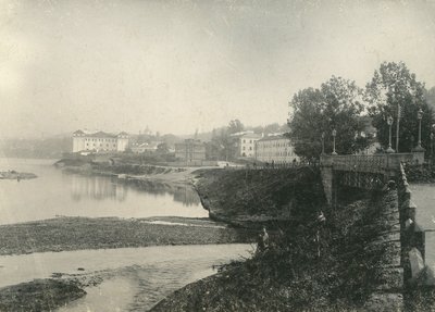 Už tilto per Vilnią matyti du kareivinių korpusai. Pirmasis - dabartinių Istorijų namų pastatas. Apie 1905 m. – Fotografas Tiburcijus Chodzka