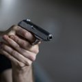 Joniškio rajone siautėjo ginkluotas vyras: grasino, pistoletu trenkė į automobilio langą ir iššovė