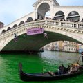 Aplinkosaugos aktyvistai į Venecijos Didįjį kanalą išpylė dažų, protestuodami prieš klimato kaitą