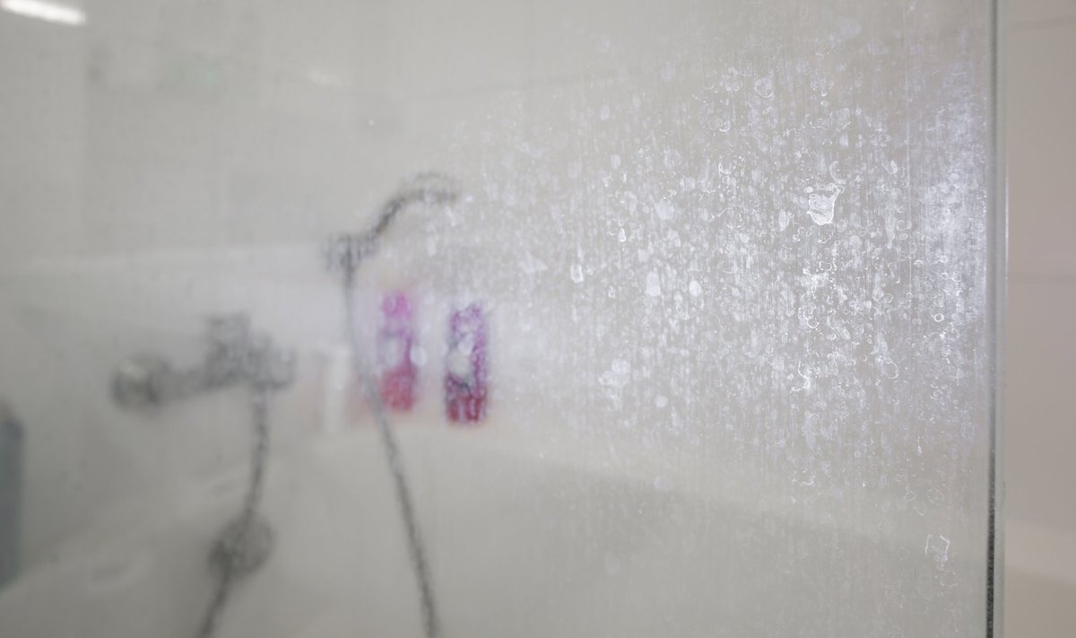 Kalkės ant dušo kabinos stiklo