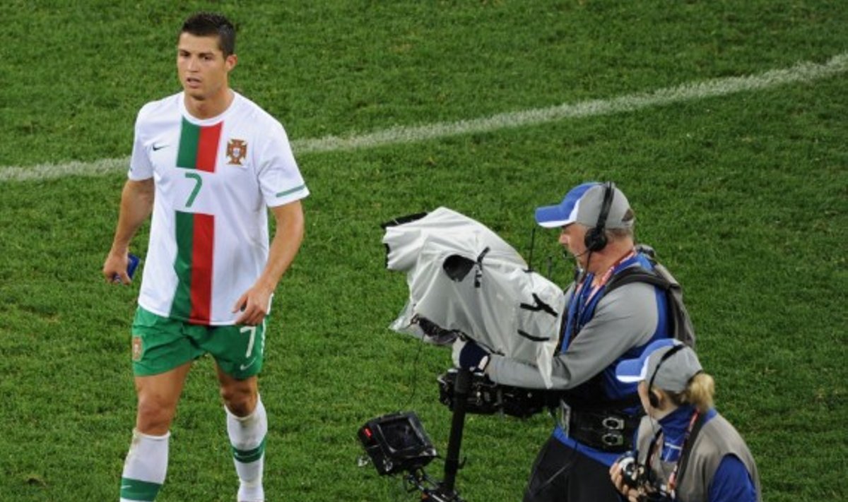 Cristiano Ronaldo eina pro kamerą