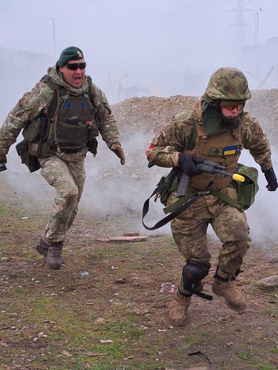 Lietuvių instruktoriai Britanijoje intensyviai rengia ukrainiečių karius