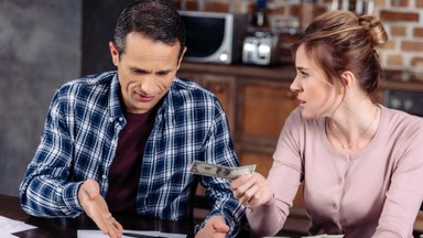 Finansinė neištikimybė – dažnas reiškinys šeimose: ją išduoda keli partnerio elgesio bruožai