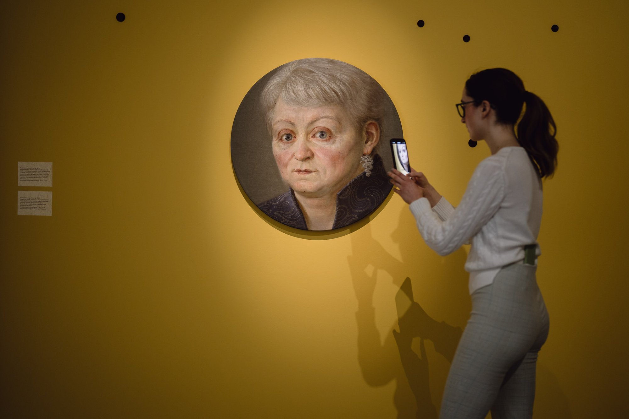 Historia miejska – z lekkim uśmiechem: ślady ironii na wystawie MO