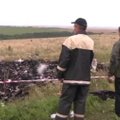 Rytų Ukrainoje iš tragedijos vietos vežamos sudužusio lėktuvo dalys