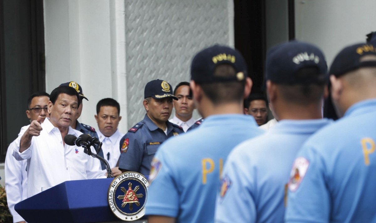 Filipinų prezidentas Rodrigo Duterte plūdo nusikaltusius policijos pareigūnų