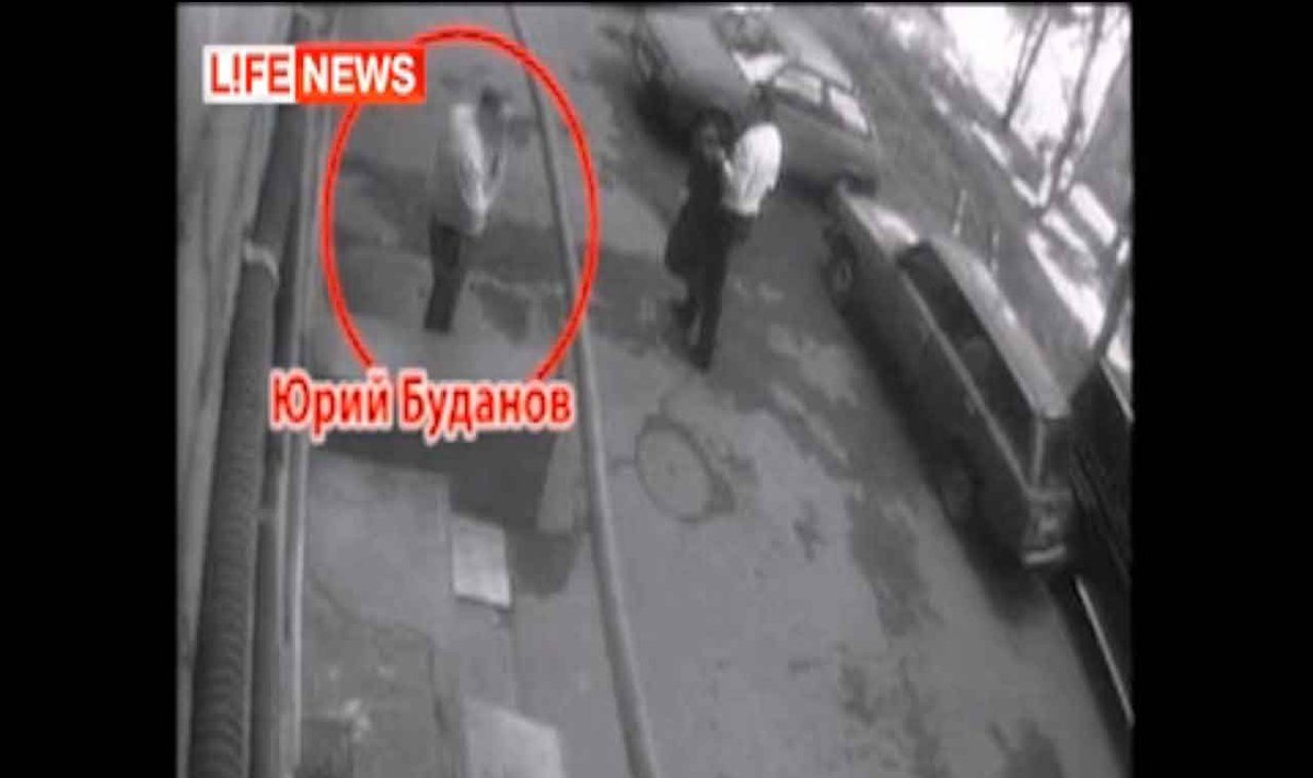 Jurijus Budanovas ir numanomas jo žudikas, lifenews.ru nuotr.