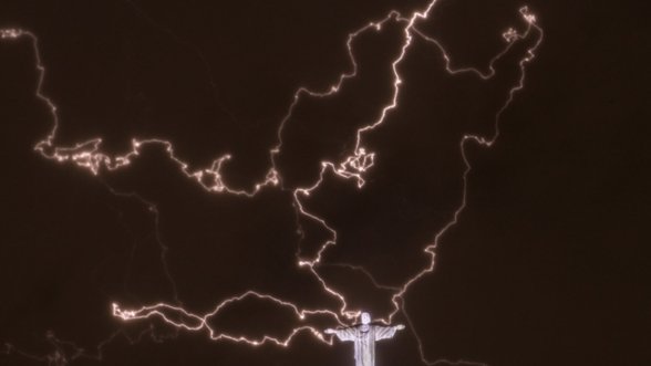 [Delfi trumpai] Žaibas trenkė į Kristaus statulą Rio de Žaneire