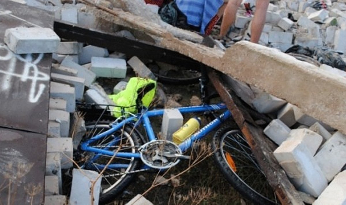 Sugriuvus pastatui sužaloti čekų dviratininkai, kedainietis.lt nuotr.